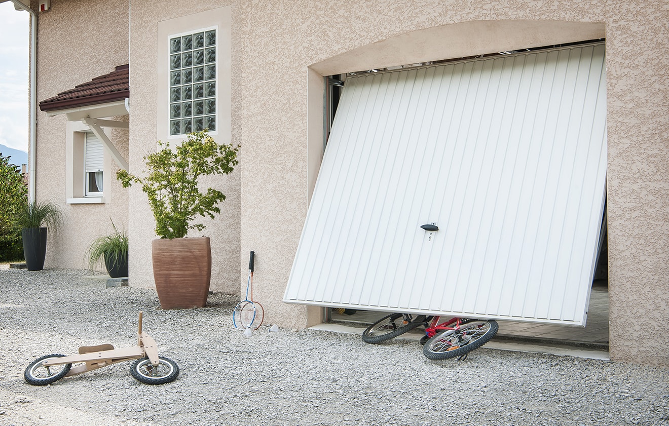 Garage met een fiets ertussen
